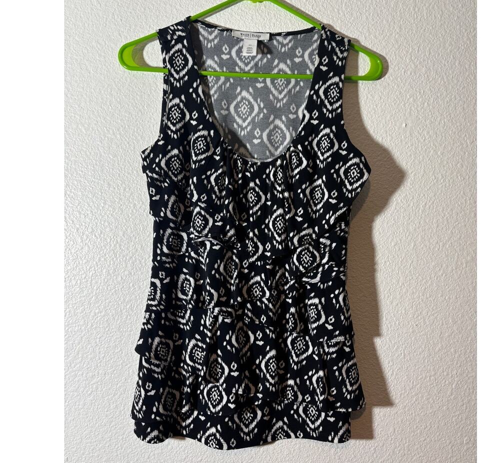 White House Black Market Size XS Scoop Neck Black White Tribal Southwestern Top